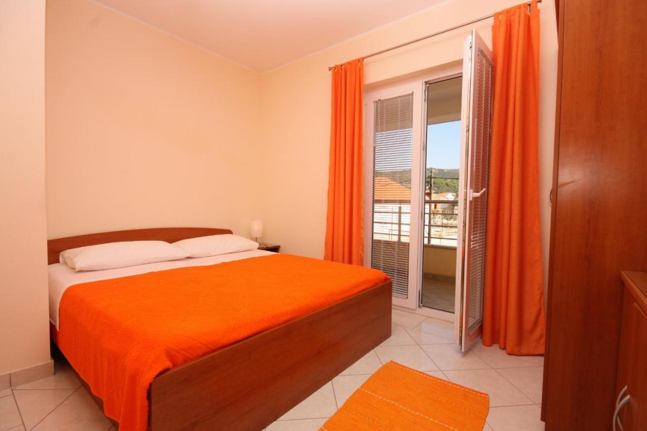 Apartments By The Sea Vinisce, Trogir - 5229 Eksteriør billede