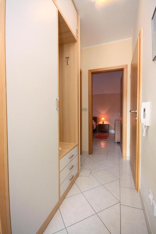 Apartments By The Sea Vinisce, Trogir - 5229 Eksteriør billede